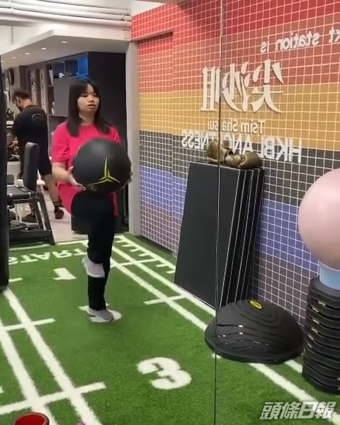 阿儀唔知係咪太努力做運動，搞到肚臍位都凹下去。